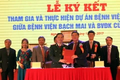 Ký kết thỏa thuận hợp tác và thực hiện Dự án Bệnh viện vệ tinh giữa Bệnh viện Bạch Mai và Bệnh viện Đa khoa Cửa Đông. (Ảnh: Tá Chuyên/TTXVN)