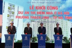 Phó Thủ tướng Vương Đình Huệ và các đại biểu ấn nút phát lệnh khởi công dự án. (Ảnh: Phan Quân/TTXVN)