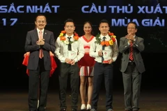 Trao giải thưởng Cầu thủ xuất sắc và Cầu thủ trẻ xuất sắc nhất cho Đinh Thanh Trung (CLB Quảng Nam) và Nguyễn Quang Hải (CLB Hà Nội). (Ảnh: Quốc Khánh/TTXVN)