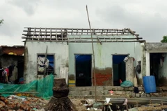 Một căn nhà bị hư hỏng nặng do bão 12 vẫn chưa thể sửa chữa. (Ảnh: Nguyên Lý/TTXVN)