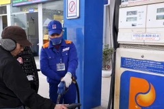 Petrolimex triển khai đồng loạt bán xăng E5 RON92 từ hôm nay 15/12. (Ảnh: Huy Hùng/TTXVN)