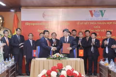 Phó Tổng giám đốc Đài Tiếng nói Việt Nam Vũ Hải và Giám đốc Đài Phát thanh Quốc gia Campuchia Tuan Sarath ký Thỏa thuận hợp tác. (Ảnh: Phương Hoa/TTXVN)