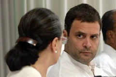 Chủ tịch Đảng Quốc đại Sonia Gandhi (trái) và Phó Chủ tịch Rahul Gandhi (phải) tại cuộc họp của CWC tại New Delhi ngày 8/9/2015. (Nguồn: AFP/TTXVN)