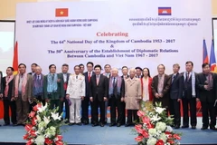 Phó Thủ tướng, Bộ trưởng Ngoại giao Phạm Bình Minh chụp ảnh chung với các đại biểu tham dự tiệc chiêu đãi. (Ảnh: TTXVN)