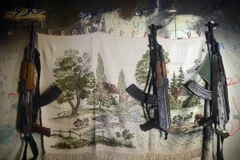 Các khẩu súng máy AK-47 được phát hiện tại một nơi ẩn náu của lực lượng nổi dậy Syria tại quận Salaheddine, thành phố Aleppo ngày 12/4/2013. (Nguồn: AFP/TTXVN)