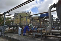 Công nhân làm việc tại cơ sở lọc dầu ở Saint-Mery, Pháp ngày 31/8. (Nguồn: AFP/TTXVN)