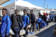 Người di cư tại căn cứ hải quân ở Tripoli, Libya ngày 13/10 sau khi được cứu trên biển. (Nguồn: AFP/TTXVN)