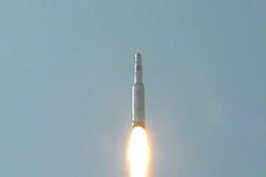 Tên lửa đẩy Unha-2 mang theo vệ tinh Kwangmyongsong-2 được phóng từ Hwadae-gun, tỉnh Bắc Hamgyong, Triều Tiên ngày 5/4/2009. (Nguồn: AFP/TTXVN)