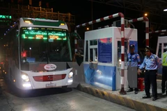 Phương tiện giao thông qua trạm thu phí BOT Cai Lậy phải nộp phí. (Ảnh: Nam Thái/TTXVN)