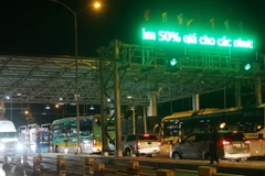 Phương tiện giao thông qua trạm thu phí BOT Cai Lậy lúc nửa đêm. (Ảnh: Nam Thái/TTXVN)