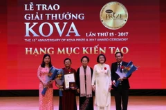 Trao giải thưởng KOVA hạng mục Kiến tạo cho PGS. TS. Lê Thị Tuyết Lan (thứ hai bên trái qua). (Ảnh: Huy Hùng/TTXVN.