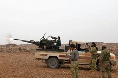 Các tay súng nổi dậy Syria giao tranh với quân đội Chính phủ Syria ở làng Arafa, tỉnh Hama ngày 20/11. (Nguồn: AFP/ TTXVN)