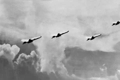 Máy bay của ta xuất kích tiêu diệt địch. (Ảnh: TTXVN)