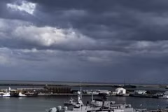 Tàu khu trục ARA Sarandi của Hải quân Argentina tham gia chiến dịch tìm kiếm tàu ngầm ARA San Juan tại Mar del Plata ngày 20/11. (Nguồn: AFP/TTXVN)