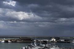 Tàu khu trục ARA Sarandi của Hải quân Argentina tham gia chiến dịch tìm kiếm tàu ngầm ARA San Juan tại Mar del Plata ngày 20/11. (Nguồn: AFP/TTXVN)