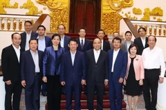 Thủ tướng Nguyễn Xuân Phúc và các đồng chí lãnh đạo tỉnh Lào Cai. (Ảnh: Thống Nhất/TTXVN)