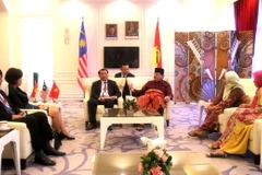 Tổng thư ký UMNO Tengku Adnan Tengky Mansor tiếp ông Nguyễn Văn Hùng và Đoàn đại biểu Việt Nam. (Ảnh: Hoàng Nhương/Vietnam+)