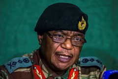 Ông Constantino Chiwenga trong cuộc họp báo tại Harare ngày 20/11. (Nguồn: AFP/TTXVN)