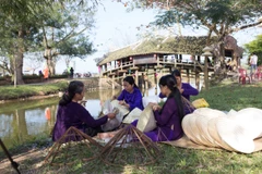 Khu du lịch Cầu ngói Thanh Toàn nổi tiếng với nghề làm nón Bài Thơ thủ công. (Ảnh: BTC/Vietnam+)