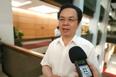 Đại biểu quốc hội Hoàng Văn Cường, đoàn Hà Nội trả lời phỏng ván báo chí. (Ảnh: PV/Vietnam+)