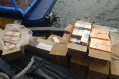 Qua kiểm tra, cơ quan chức năng phát hiện hàng hóa là thuốc lá điếu ngoại, ghi trên vỏ thùng (kiện) nhãn hiệu KTC, Lucky, Da Chien Men, Xiong Mao. (Ảnh: HQ/Vietnam+)