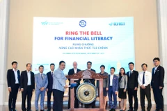 Rung chuông nâng cao nhận thức tài chính là sự kiện hưởng ứng Tuần lễ Nhà Đầu tư Thế giới 2019 . (Ảnh: HoSE/Vietnam+)