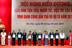 Trưởng Ban Tuyên giáo Trung ương Võ Văn Thưởng và Bí thư Thành ủy Hoàng Trung Hải vinh danh 10 Công dân Thủ đô ưu tú năm 2017. (Nguồn: hanoi.gov.vn)