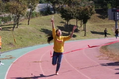 Vận động viên tham gia nội dung chạy tiếp sức. (Ảnh: Hữu Tuyên/TTXVN)