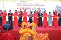Các đại biểu cắt băng khánh thành Bệnh viện Gia An 115. (Ảnh: Đinh Hằng/TTXVN)