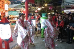 Vũ điệu vui nhộn trong trang phục Kimono truyền thống Nhật Bản trong ngày bế mạc. (Ảnh: Ánh Tuyết/TTXVN)