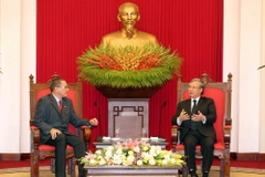 Ông Trần Quốc Vượng tiếp Phó Chủ tịch Đảng Xã hội chủ nghĩa Thống nhất Venezuela. (Ảnh: Dương Giang/TTXVN)