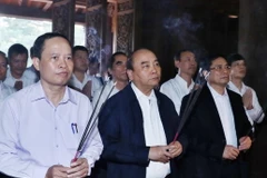 Thủ tướng Nguyễn Xuân Phúc dâng hương tưởng niệm các Vua và Hoàng hậu thời Lê Sơ tại Thái miếu trong Di tích Quốc gia đặc biệt Lam Kinh. (Ảnh: Thống Nhất/TTXVN)