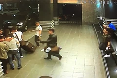 Hình ảnh nhóm khách du lịch Việt Nam được camera an ninh ghi lại tại một khách sạn trước khi biến mất. (Nguồn: CNA)