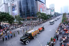 Đoàn xe tang Chủ tịch nước Trần Đại Quang di chuyển trên đường phố Hà Nội, sáng 27/9. (Ảnh: Danh Lam/TTXVN)