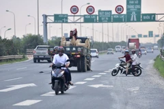 Xử lý tình trạng xe máy đi vào làn đường ôtô trên Đại lộ Thăng Long