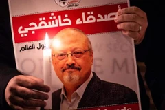 Thắp nến nguyện cầu cho nhà báo Khashoggi (Nguồn: AFP)