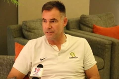 Huấn luyện viên U19 Australia trả lời phỏng vấn của phóng viên. (Ảnh: Hải Ngọc/Vietnam+)