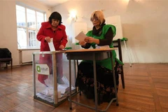 Cử tri Gruzia (trái) bỏ phiếu tại điểm bầu cử ở Tbilisi ngày 28/11/2018. (Ảnh: THX/TTXVN)