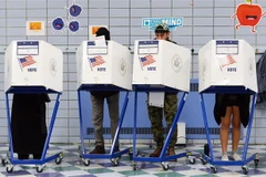 Cử tri Mỹ bỏ phiếu bầu Quốc hội giữa nhiệm kỳ tại điểm bầu cử ở Manhattan, New York. (Ảnh: THX/TTXVN)