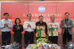 Thừa ủy quyền của lãnh đạo Bộ Thông tin và Truyền thông, ông Chu Văn Hòa, Cục trưởng Cục Xuất bản - In và Phát hành trao tặng 3.000 lịch bloc 2019 cho các đơn vị bộ đội. (Nguồn: Bộ Thông tin và Truyền thông)