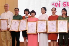 Nhà báo Chu Thanh Vân (Ban Biên tập Tin trong nước TTXVN, thứ tư từ trái sang) đoạt Giải C. (Ảnh: Nguyễn Dân/TTXVN)