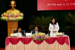Bà Nguyễn Thị Nữ Y - Ủy viên Ban Thường vụ Tỉnh ủy, Phó Chủ tịch Thường trực HĐND tỉnh điều hành thông qua nghị quyết. (Nguồn: Hatinh.gov.vn)