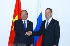 Thủ tướng Nguyễn Xuân Phúc gặp Thủ tướng Nga Dmitry Medvedev hồi tháng 11/2017. (Ảnh: Thống Nhất/TTXVN)