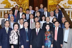 Thủ tướng Nguyễn Xuân Phúc và các đại biểu chụp ảnh chung. (Ảnh: Thống Nhất/TTXVN)