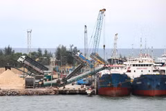Các tàu hàng cập Cảng biển Cửa Việt để nhận hàng hóa. (Ảnh: Nguyên Lý/TTXVN)