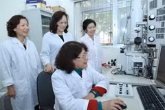 Tập thể các nhà khoa học đoạt giải thưởng Kovalevskaia năm 2016 với 'Cụm công trình nghiên cứu cơ bản định hướng ứng dụng về khoa học và công nghệ nano.' (Ảnh: Phương Hoa/TTXVN)