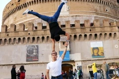 Hai nghệ sỹ Quốc Cơ, Quốc Nghiệp biểu diễn ngay trên đường phố thủ đô Rome. (Ảnh: Quang Thanh/Vietnam+)