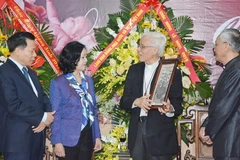 Bà Trương Thị Mai trò chuyện với đại diện Tòa Giám mục Bắc Ninh. (Ảnh: Diệp Trương/TTXVN)