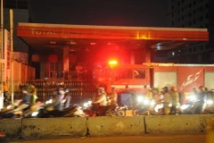 Xe cứu hỏa của cảnh sát phòng cháy chữa cháy tại hiện trường. (Ảnh: Thành Chung/TTXVN)