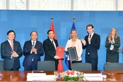 Thủ tướng Nguyễn Xuân Phúc và Phó Thủ tướng, Bộ trưởng Ngoại giao Phạm Bình Minh chứng kiến Lễ ký Hiệp định VPA/FLEGT giữa Việt Nam và Liên minh châu Âu. (Ảnh: Thống Nhất/TTXVN)